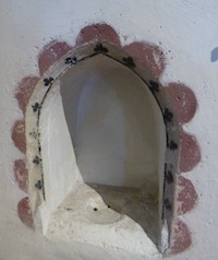 Traces of paint on Piscina